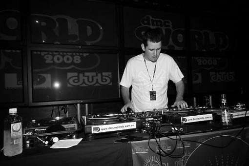 ведущий и диджей. диджей за пультом. Dj на звонок. Dj st thomas. музыкальные заставки на рабочий стол.